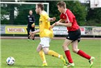 Bastian Kunzelmann (gelb) kann sich gegen Konstantin Bittel (rot) loseisen und stürmt auf das Oberhaider Tor zu.