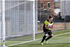 FSV-Keeper Jonas Seitz hatte mit diesem wuchtigen Freistoß von Kaan Özdemir keine Probleme.