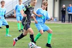 Unter den Augen von Steigerwalds Jannis Höppel (re.) führt Gästekapitän Leon Kelmendi (li.) den Ball am Fuß.