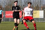 Sands David Reinhart (schwarz) und FCC-Akteur Niklas Münch können dem gespielten Leder nur hinterherschauen.