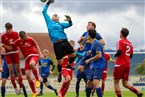  Fehlgriff: Keeper Max Hallhuber bekommt das Leder nicht aus dem Fünfer, Obernsees gleich daraufhin aus.