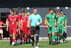 Schiedsrichter Jonas Meusel (TSV Grub am Forst) führt beide Mannschaften auf's Feld. Die Hausherren in grün (re.) und die Gäste trugen rote Trikots. 