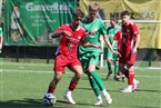 Der heimische Jakob Wachter (re.) bedrängt Coburgs ballführenden Kapitän Jason Geißendörfer. 