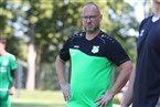 Frankenwalds Trainer Timo Heumann mit skeptischer Miene nach dem schnellen 1:2-Führungstreffer der Coburger per Elfmeter, als seine Mannschaft eine Minute zuvor ausgleichen konnte. 