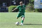 Vincent Weber mit einem langen Ball nach vorne. 