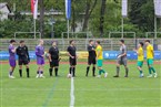 Schiedsrichter Stefan Klerner und seine Assistenten Niko Schneider und Justin Bauer begrüßen die Teams zum heutigen Topspiel.